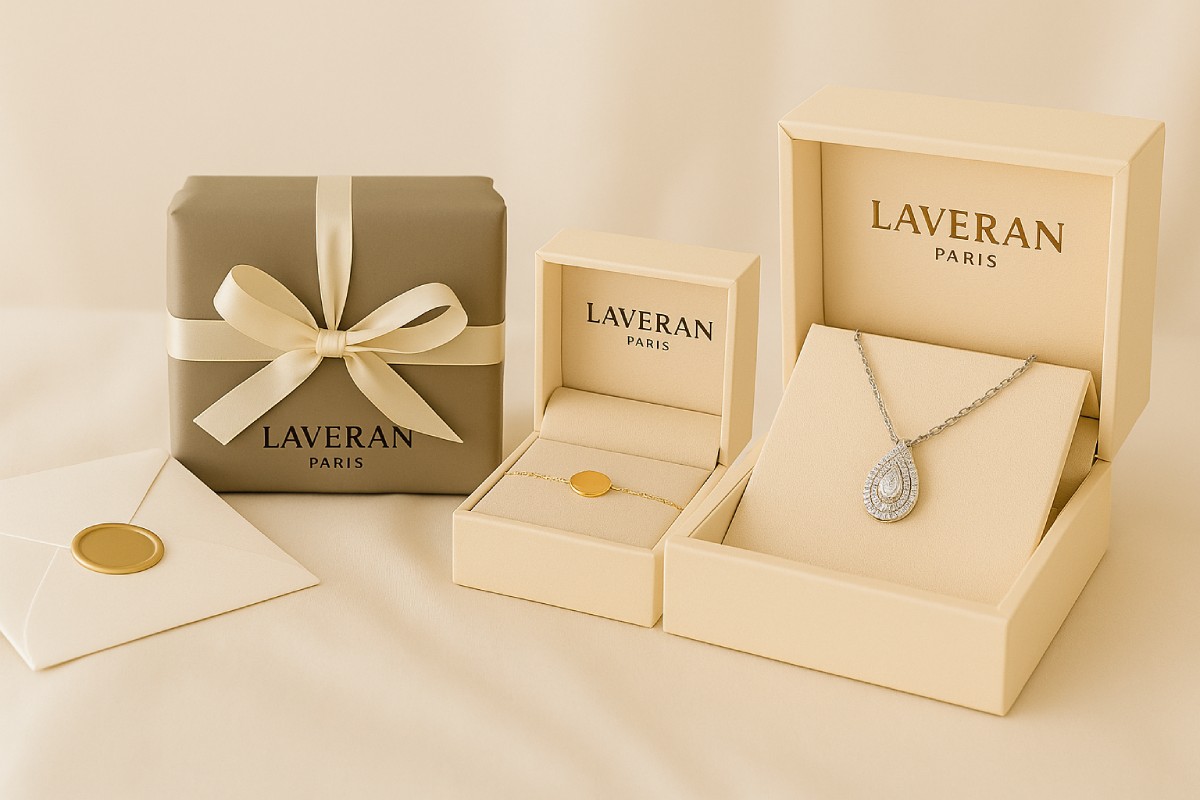 Deux écrins ouverts de la Maison Laveran Paris contenant un bracelet et un collier, présentés comme idées cadeaux symboliques pour une naissance élégante.